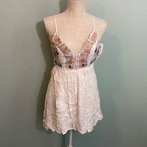 Lulus
XS
White w embroidery flower pink and blue
Side zipper